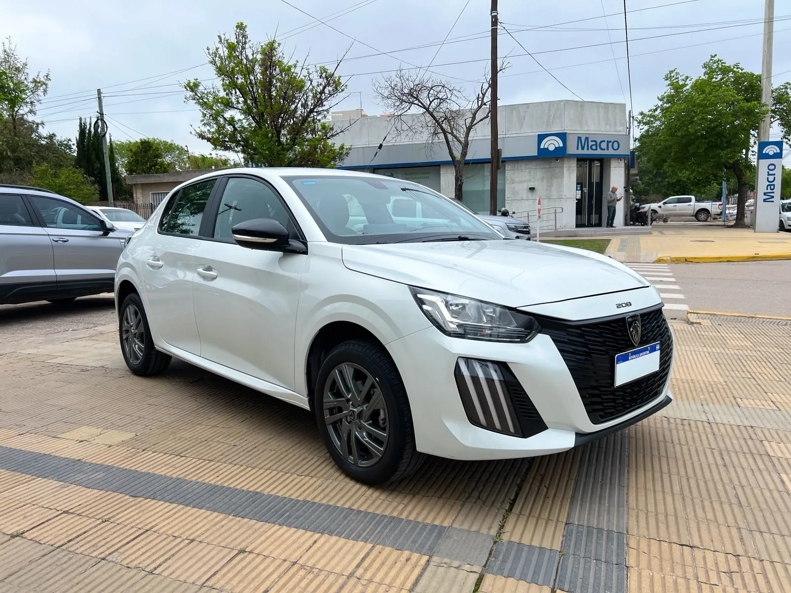 Peugeot 208 Allure  2024, usado