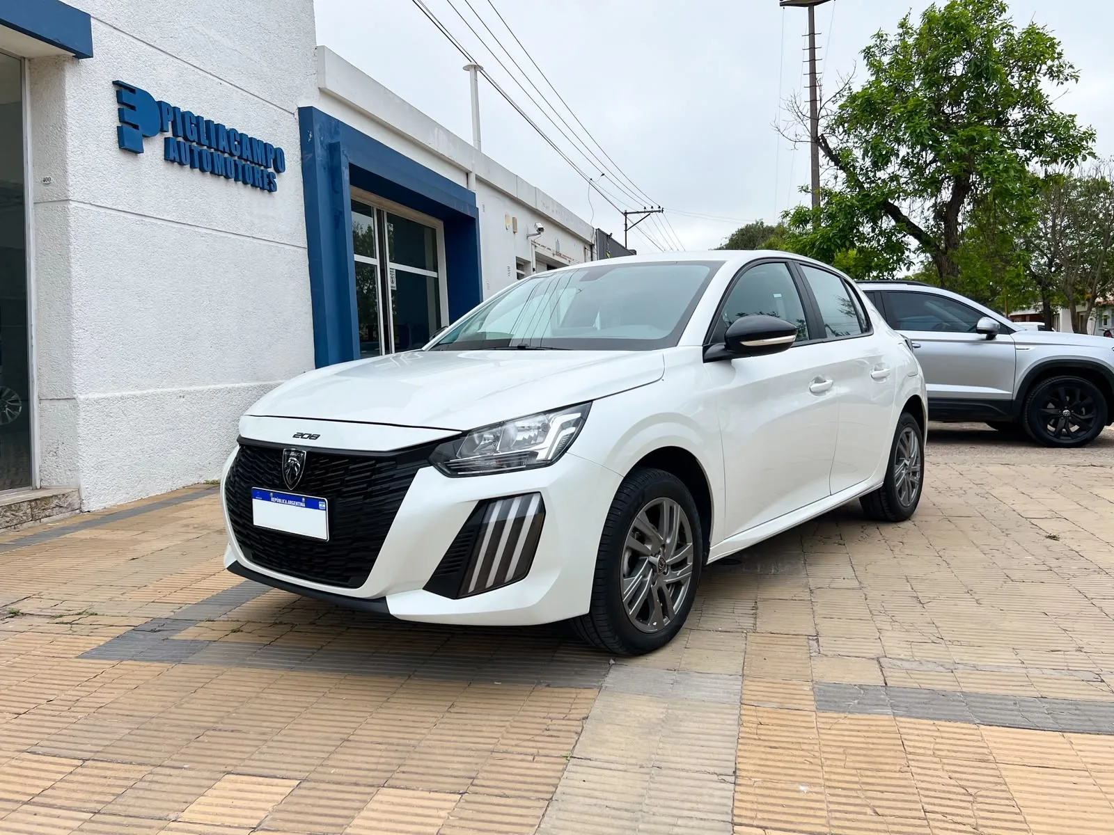 Peugeot 208 Allure 2024, usado, foto 1 de 5
