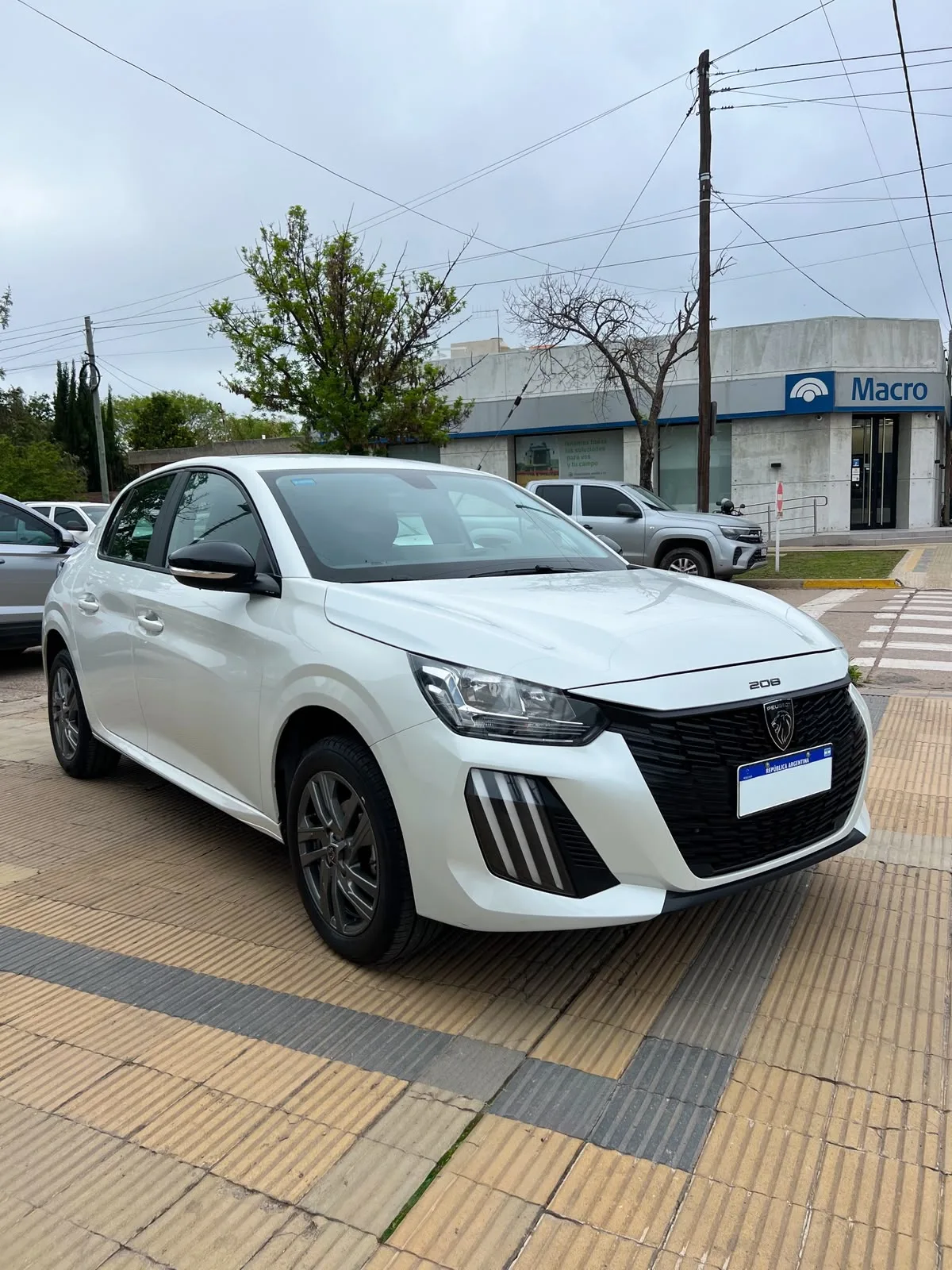 Peugeot 208 Allure  2024, usado